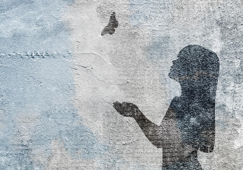 dettaglio carta da parati bambina con farfalla