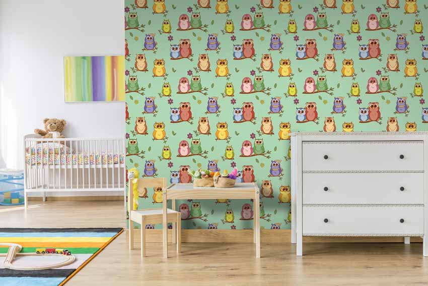 Modello di carta da parati incollato su muro