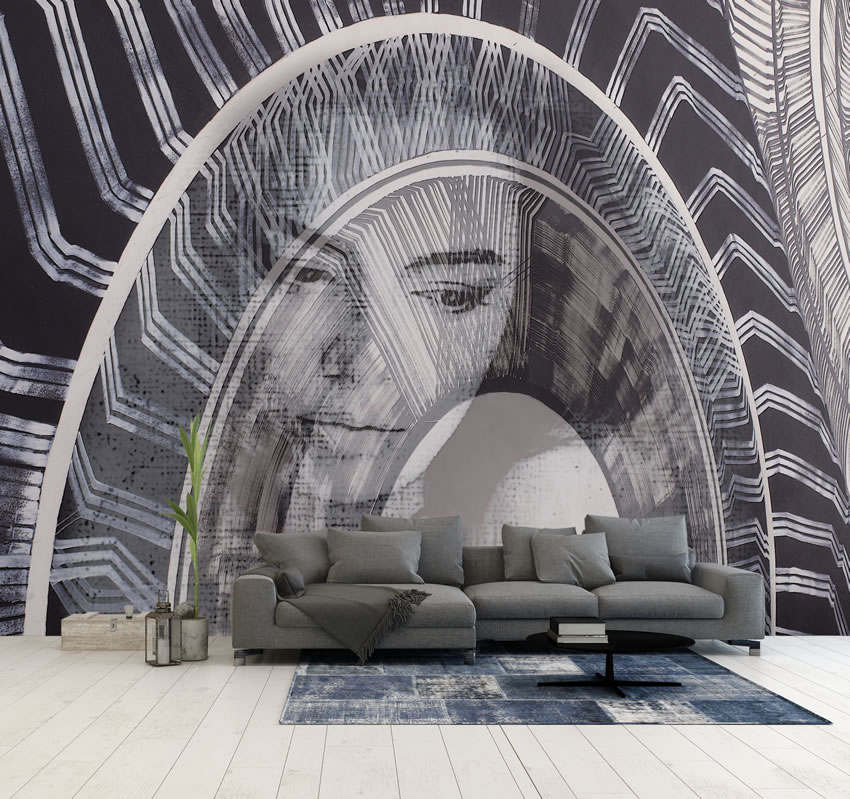 Volto di donna nella carta da parati incollata a muro